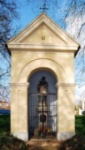 Socha Sv. Jana Nepomuckého s kapličkou