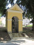 Socha Sv. Jana Nepomuckého s kapličkou