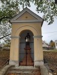 Socha Sv. Jana Nepomuckého s kapličkou